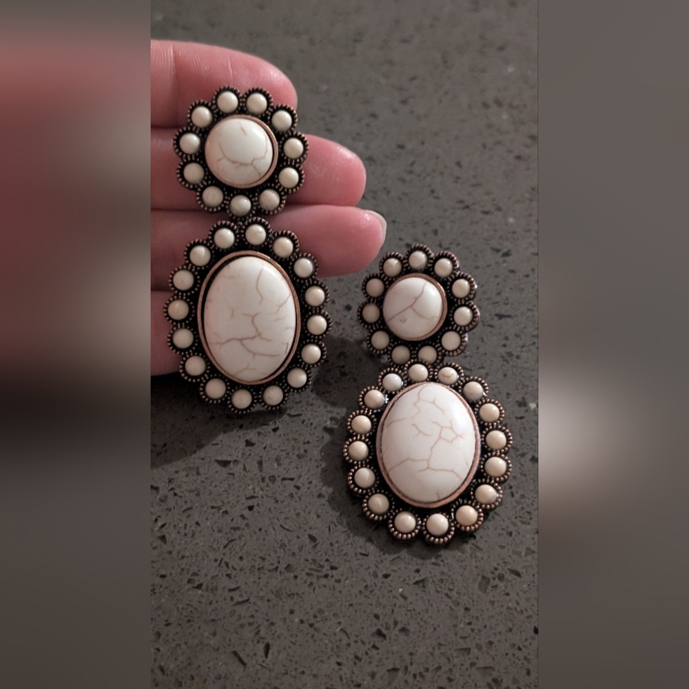 Elegant Cream and Gold Statement Earrings - Picture 6 of 8